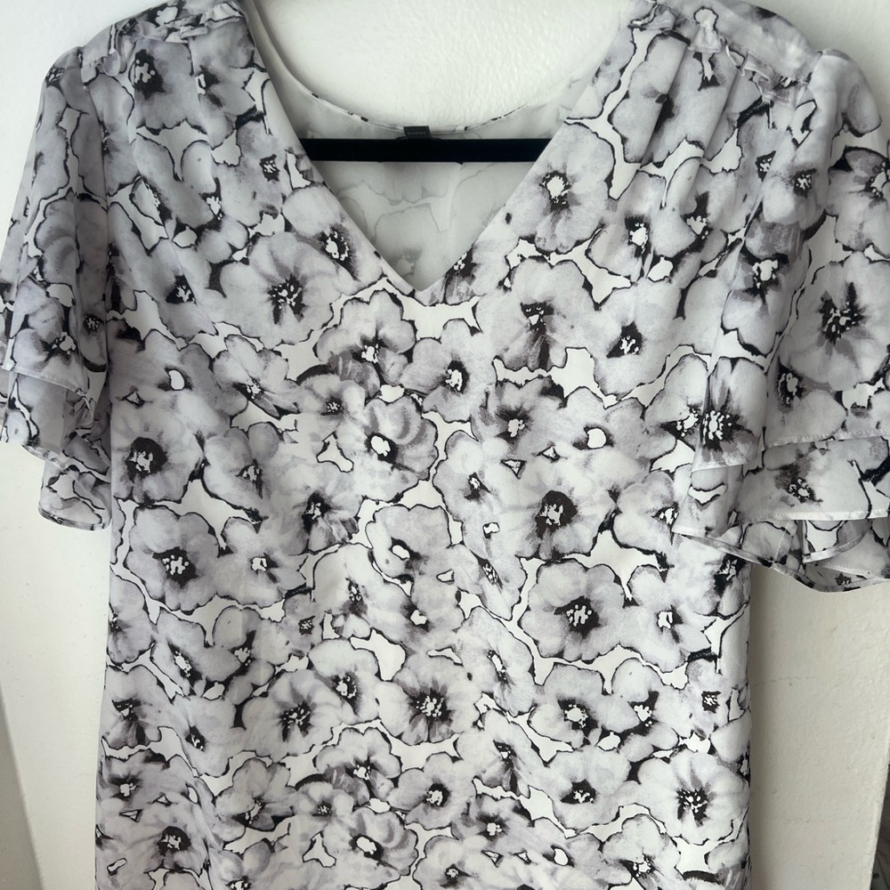 Banana Republic Floral V-Neck Women's Top - Black White Gray